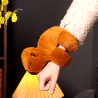 CAPYPULSE - PELÚCIA AGARRADINHA PULSEIRA CAPIVARA